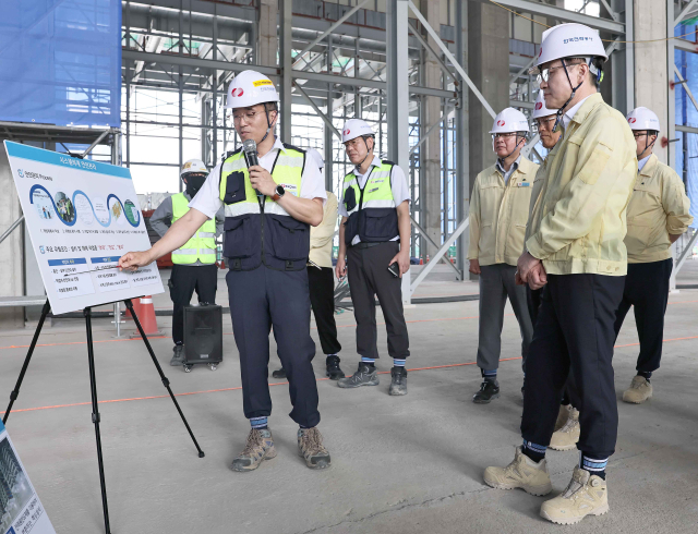 김정관 산업통상자원부 장관(앞줄 오른쪽)이 5일 경기도 가평군 신가평변환소를 방문해 전력인프라 건설 현장을 점검하고 있다. 산업부 제공