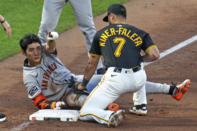 샌프란시스코 자이언츠 이정후가 5일(한국 시간) 2025 미프로야구 메이저리그 피츠버그 파이리츠전에서 5회 2타점 3루타를 친 뒤 손을 번쩍 들고 환호하고 있다. AP연합뉴스