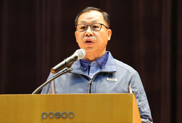 정희민 포스코이앤씨 사장이 7월 29일 인천 송도 본사에서 연이은 현장 사망사고와 관련한 담화문을 발표하고 있다. 이재명 대통령은 이날 오전 국무회의 모두발언을 통해 올해 포스코이앤씨 현장에서 연이은 산업재해 사고로 노동자들이 숨진 사실을 언급하며 질타했다. 연합뉴스