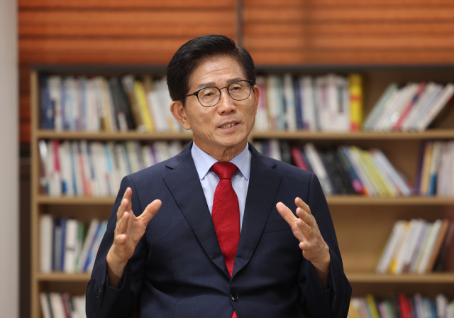 국민의힘 김문수 당대표 후보가 5일 부산 동구 부산일보사에서 <부산일보>와 인터뷰를 하고 있다. 이재찬 기자 chan@