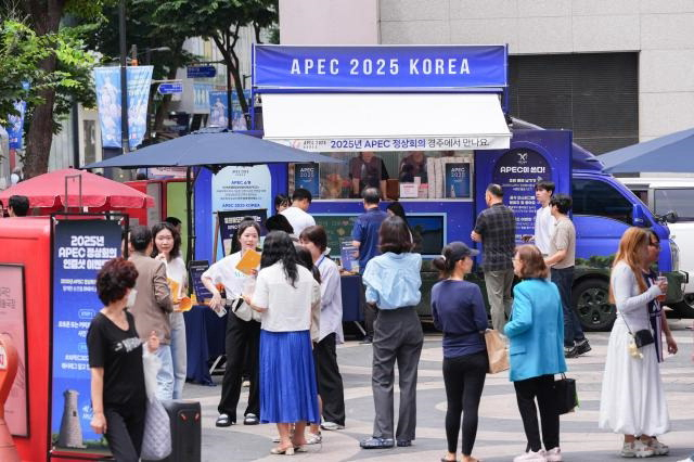 APEC 정상회의 준비기획단이 운영 중인 ‘찾아가는 APEC 푸드트럭’. 연합뉴스