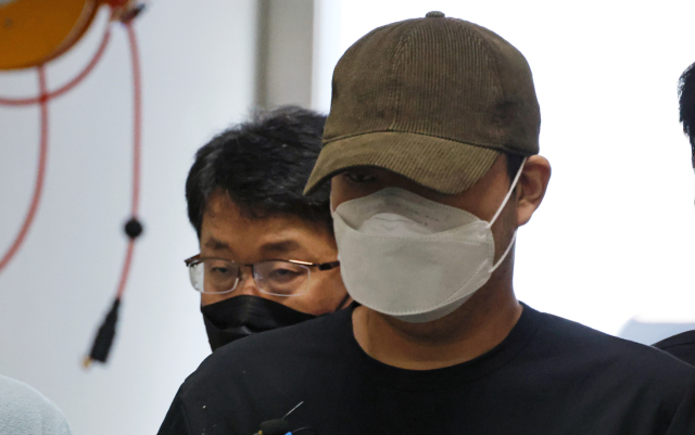 5일 오전 대전 교제살인 사건 피의자 A(20대)씨가 입원 중이던 병원에서 퇴원하면서 경찰에 체포돼 대전서부경찰서로 들어서고 있다. 연합뉴스