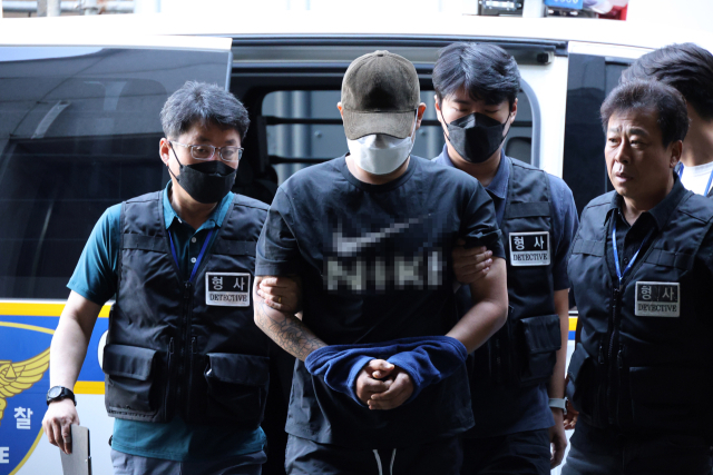 5일 오전 대전 교제살인 사건 피의자 A(20대) 씨가 입원 중이던 병원에서 퇴원하면서 경찰에 체포돼 대전서부경찰서로 들어서고 있다. 연합뉴스