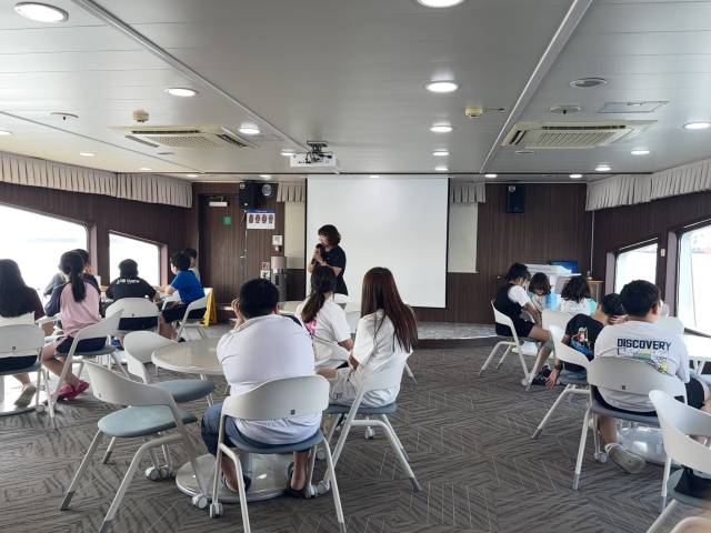 지역 아동들이 인천항 해상견학 프로그램에 참여해 설명을 듣고 있다. 인천항만공사(IPA) 제공