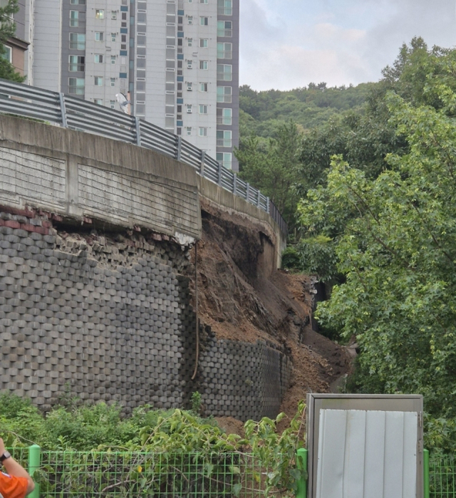 거제시 상동동 한 아파트 단지 옹벽 일부가 무너져 입주민 59명이 대피했다. 독자 제공