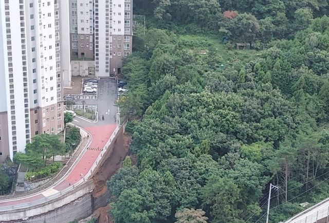 거제시 상동동 한 아파트 단지 옹벽 일부가 무너져 입주민 59명이 대피했다. 독자 제공