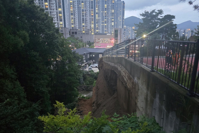 거제시 상동동 한 아파트 단지 옹벽 일부가 무너져 입주민 59명이 대피했다. 독자 제공
