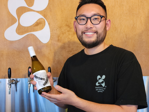 꿀꺽하우스 이준표 대표가 ‘에브리띵 막걸리’를 선보이고 있다.