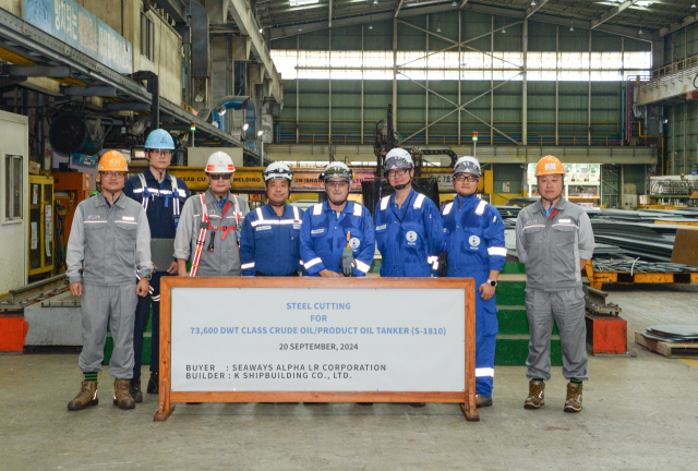 지난해 9월 케이조선이 경남 창원 조선소에서 미국 해운사 인터내셔널 시웨이즈 관계자들과 함께 신규 수주 선박 6척 중 1척의 최초 철판을 절단하는 스틸커팅(Steel Cutting) 행사를 가졌다. 출처: 케이조선. 무보 제공