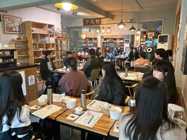 청년잡(JOB) 성장 프로젝트 대상자들이 프로그램에 참여하고 있는 모습. 부산경제진흥원 제공