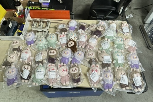 위조제품으로 관세청이 적발한 캐릭터 인형 라부부. 관세청 제공