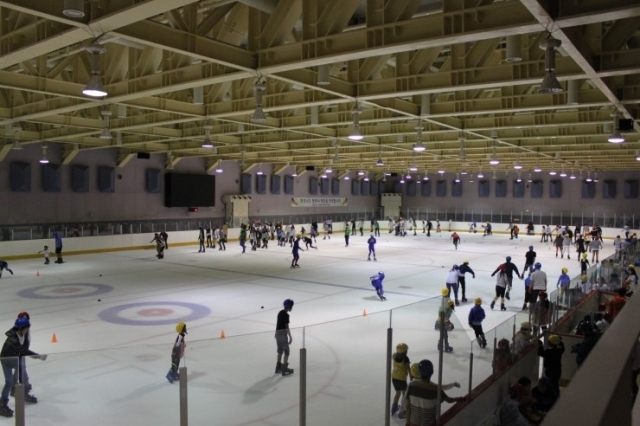 경남 창원시가 여름 날씨 영향을 받지 않는 실내 피서지 7곳을 소개했다. 창원시민들이 도심에 있는 빙상장에서 스케이트를 즐기고 있다. 창원시 제공