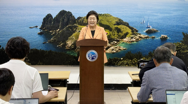 통영시의회 배도수 의장은 6일 통영시청 브리핑룸에서 기자회견을 열고 “국민의힘 소속 의원들이 십시일반 모금한 518만 원을 인재육성기금에 기부하기로 했다”고 밝혔다. 통영시 제공