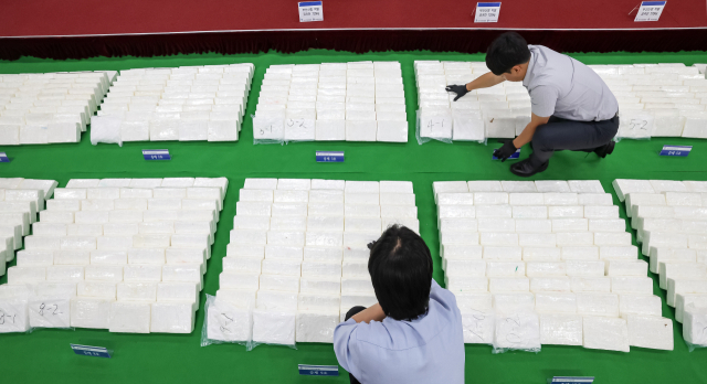 6일 부산 연제구 부산지방검찰청 중회의실에서 열린 부산항 역대 최대 규모 마약류 밀수입 사건 수사 결과 합동 브리핑에 시가 3000억 원 상당의 코카인 600㎏이 공개되고 있다. 부산지검과 부산세관은 지난 5월 10일경 부산신항에 입항한 중남미 화물선 내 컨테이너 내부에 은닉돼 있던 코카인 600㎏을 적발해 전량 압수했다. 코카인 600㎏은 약 2000만 명이 동시 투약 가능한 양이며, 소매가 환산 시 약 3000억 원 상당이다. 김종진 기자 kjj1761@