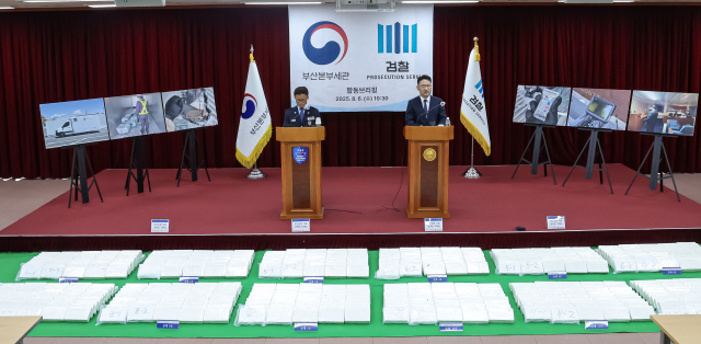 6일 부산 연제구 부산지방검찰청 중회의실에서 열린 부산항 역대 최대 규모 마약류 밀수입 사건 수사 결과 합동 브리핑에 시가 3000억 원 상당의 코카인 600kg이 공개되고 있다. 부산지검과 부산세관은 지난 5월 10일경 부산신항에 입항한 중남미 화물선 내 컨테이너 내부에 은닉돼 있던 코카인 600kg을 적발해 전량 압수했다. 코카인 600kg은 약 2000만 명이 동시 투약 가능한 양이며, 소매가 환산 시 약 3000억 원 상당이다. 김종진 기자 kjj1761@