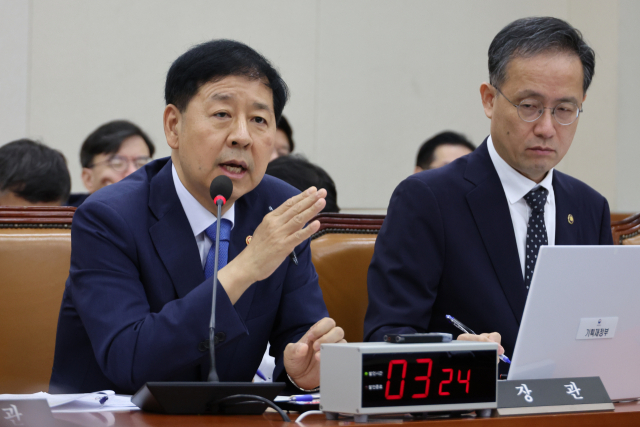 구윤철 부총리 겸 기획재정부 장관이 6일 국회 기획재정위원회 전체회의에서 한미 관세 협상 관련 현안 질의에 답하고 있다. 연합뉴스