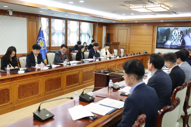 김민석 국무총리가 6일 서울 종로구 정부서울청사에서 열린 '관광 활성화 미니정책TF' 회의를 주재하고 있다. 관계부처와 관광 업계 전문가들이 참석한 가운데 열린 이날 회의에서는 관광 규제 합리화 방안과 APEC 정상회의 계기 방한 관광 활성화 방안 등이 논의됐다. 연합뉴스