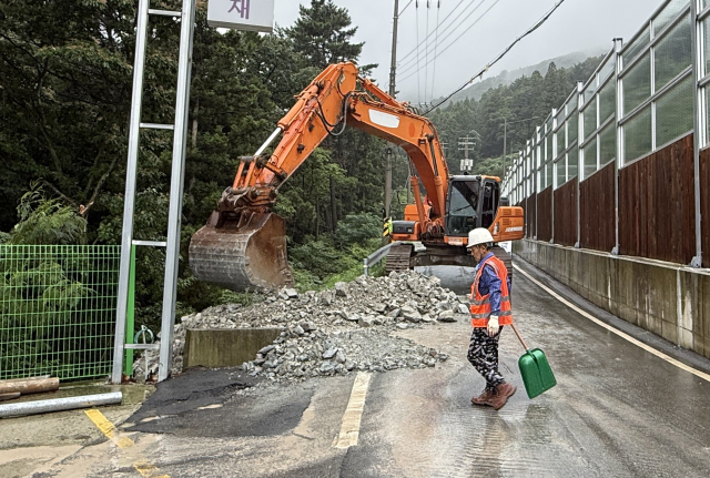 거제시가 옹병 붕괴 사고로 주민 59명이 긴급 대피한 아파트단지에 대해 응급 복구에 착수했다. 거제시 제공