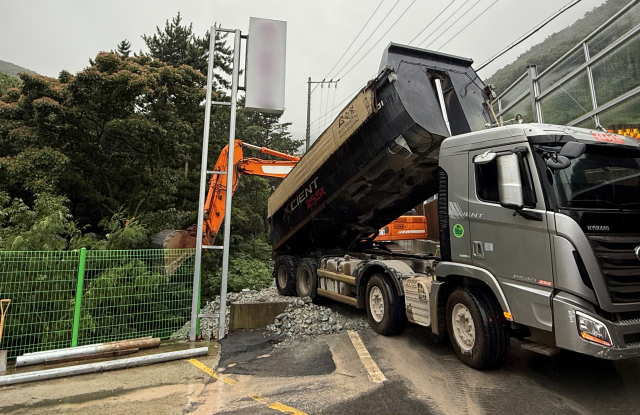 거제시가 옹병 붕괴 사고로 주민 59명이 긴급 대피한 아파트단지에 대해 응급 복구에 착수했다. 거제시 제공