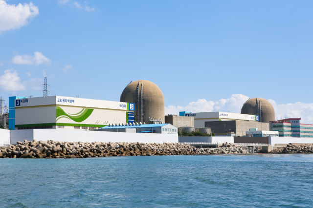 한수원 고리 제2발전소 전경. 오른쪽은 6일, 40년 설계수명이 다해 운영이 중단된 고리 원전 4호기. 한수원 제공