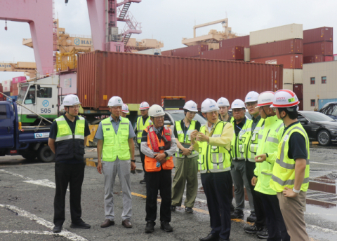 5일, 부산 신항에서 줄잡이 업체 근로자들의 애로사항을 청취하는 BPA 송상근 사장