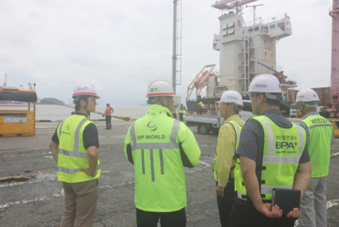 5일, 줄잡이업 현장을 점검하는 BPA송상근 사장(가운데)