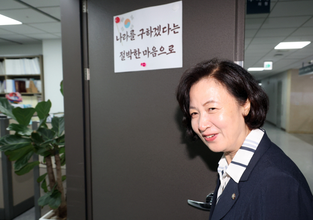 주식 차명거래 의혹에 휘말린 이춘석 의원의 사임으로 공석이 된 국회 법제사법위원회 위원장에 내정된 더불어민주당 추미애 의원이 6일 서울 여의도 국회 의원회관 내 자신의 의원실로 들어가고 있다. 연합뉴스