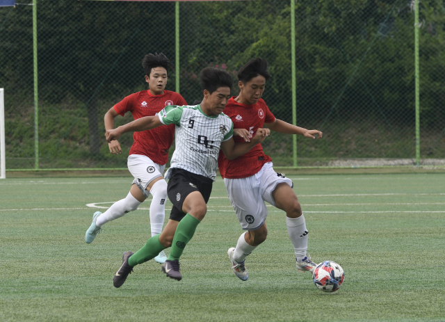 지난 5일 경남 고성군 스포츠파크 4구장에서 열린 제62회 청룡기 전국중학교축구대회 조별리그 경기에서 부산덕천SC와 경북용운중 선수들이 열띤 경쟁을 펼치고 있다. 부산시축구협회 제공