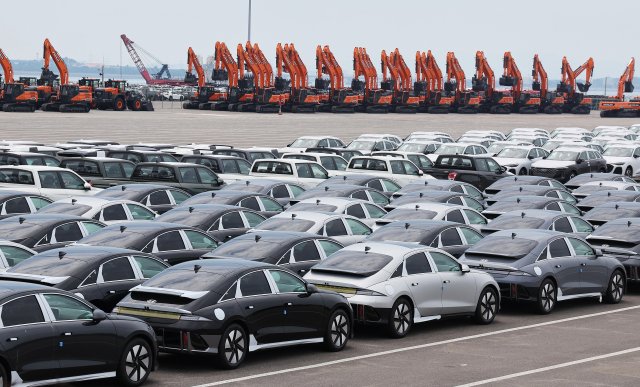 한국과 미국의 관세협상이 타결된 지난 31일 경기도 평택항에 수출용 자동차가 세워져 있다. 도널드 트럼프 미국 대통령은 한국이 미국에 3500억 달러(약 487조 원)를 투자하는 등의 조건으로 한국에 대한 상호 관세를 기존 25%에서 15%로 낮추기로 했다고 지난달 30일(현지시간) 밝혔다. 한국산 자동차에 대한 미국의 관세도 15%로 낮아진다. 연합뉴스
