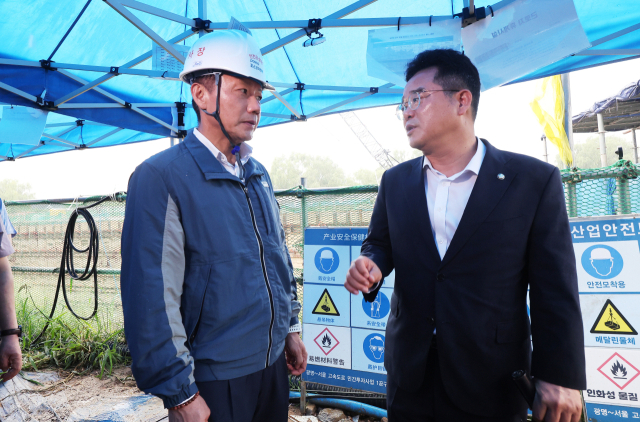 6일 사고 현장을 살펴보는 민병덕(오른쪽) 위원장과 송치영 포스코이앤씨 사장. 연합뉴스