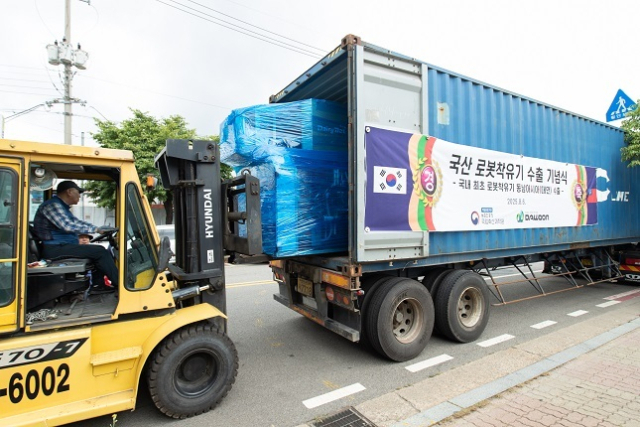 수출을 위해 컨테이너에 선적 중인 로봇착유기. 농촌진흥청 제공