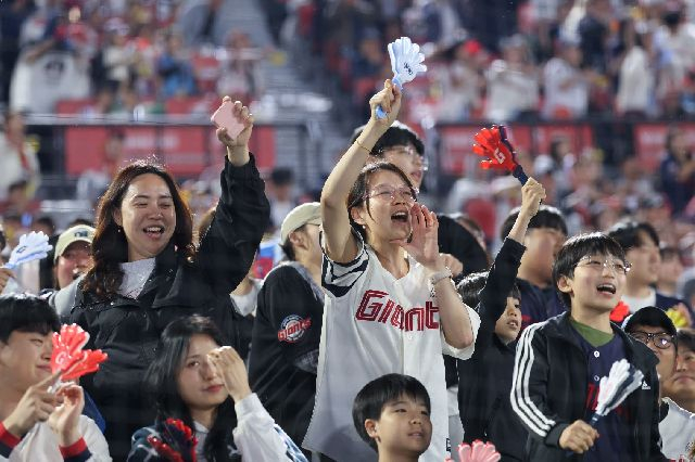 부산 사직야구장에서 롯데 자이언츠 팬들의 응원 모습. 롯데 자이언츠 제공