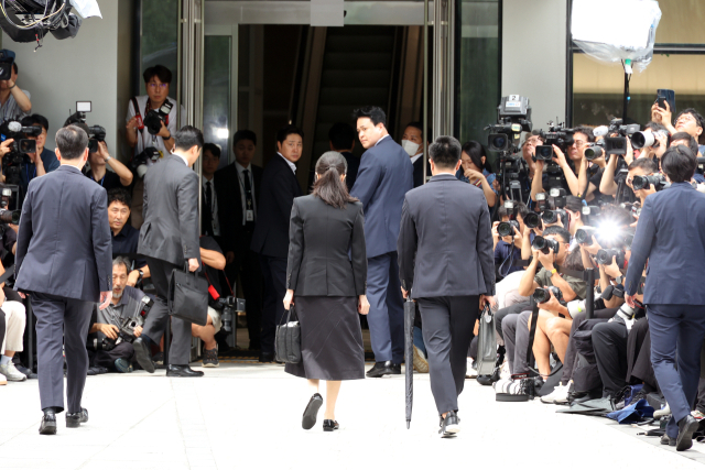 윤석열 전 대통령 부인 김건희 여사가 6일 서울 종로구 민중기 김건희 특별검사팀 사무실에 피의자 신분으로 출석하고 있다. 연합뉴스