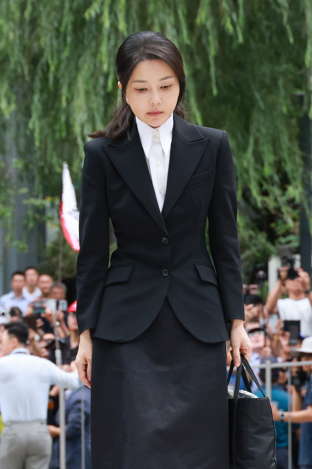 윤석열 전 대통령 배우자 김건희 여사가 6일 서울 종로구 KT광화문빌딩 웨스트에 마련된 민중기 특별검사팀 사무실에 피의자 신분으로 출석하고 있다. 연합뉴스