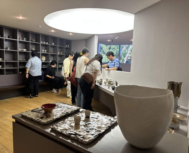 ‘해운대 FC’展이 지난 1일 부산 해운대구 메종드카린에서 개막해 오는 31일까지 열린다. 사진은 전시장을 둘러보는 관람객 모습.김은영 기자 key66@