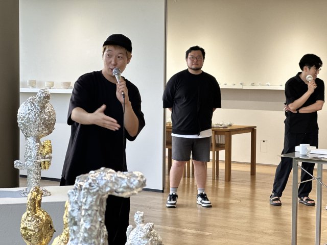 ‘해운대 FC’展이 지난 1일 부산 해운대구 메종드카린에서 개막해 오는 31일까지 열린다. 사진은 지난 2일 열린 오프닝 모습. 마이크를 들고 있는 이가 전시 감독을 맡은 은성민 작가. 김은영 기자 key66@