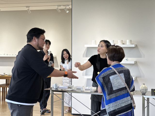 ‘해운대 FC’展이 지난 1일 부산 해운대구 메종드카린에서 개막해 오는 31일까지 열린다. 사진은 지난 2일 열린 럭키드로우 행사 모습. 김은영 기자 key66@