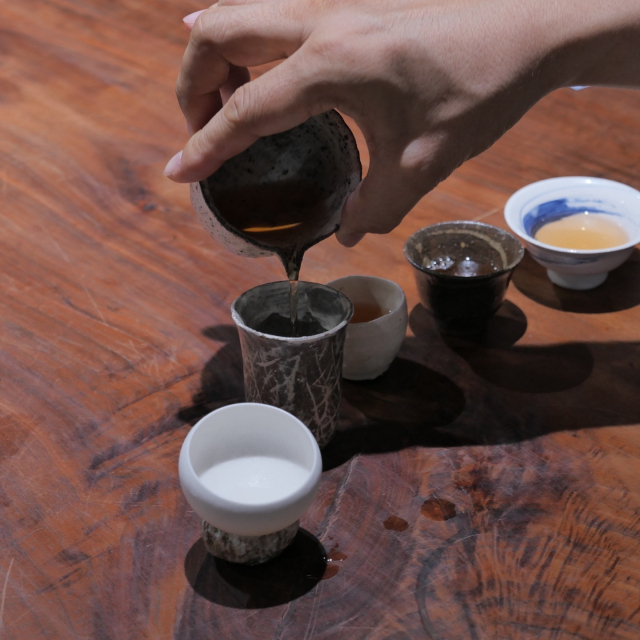 ‘해운대 FC’展이 지난 1일 부산 해운대구 메종드카린에서 개막해 오는 31일까지 열린다. 사진은 참여 작가들이 직접 만든 찻잔에 커피 등을 마시는 특별한 '찻자리' 행사 모습. 해운대 FC 제공