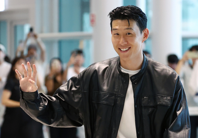 토트넘과의 결별 소식을 전한 손흥민이 5일 인천 영종도 인천국제공항 2터미널 출국장으로 향하고 있다. 연합뉴스