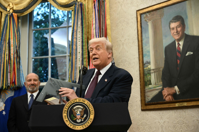 도널드 트럼프 미국 대통령이 6일(현지 시간) 백악관 집무실에서 애플의 신규 대미 투자계획을 발표하고 있다.AFP 연합뉴스