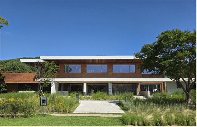 7일 부산시에 따르면 지난 6일 부산 수영구 남천동 옛 시장 관사인 복합문화공간 ‘도모헌’의 누적 방문객 수가 30만 121명을 기록했다. 사진은 도모헌 전경. 부산시 제공