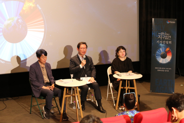 6일 부산 영화의전당에서 열린 하나뿐인지구영상제 기자 간담회. 왼쪽부터 진재운 하나뿐인지구영상제 집행위원장, 장제국 (사)자연의권리찾기 이사장, 장영자 하나뿐인지구영상제 프로그래머. (사)자연의권리찾기 제공