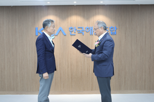 한국해운조합은 6일 열린 임시총회에서 일신해운 문충도 대표이사를 제18대 회장으로 선출했다고 7일 밝혔다. 문충도 회장(왼쪽)이 김종태 대의원으로부터 임명장을 받는 모습. 한국해운조합 제공