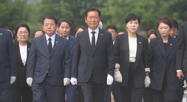 더불어민주당 정청래 대표와 당 지도부가 7일 오전 경남 김해시 진영읍 봉하마을을 방문해 노무현 전 대통령 묘역을 참배하며 너럭바위로 향하고 있다. 연합뉴스