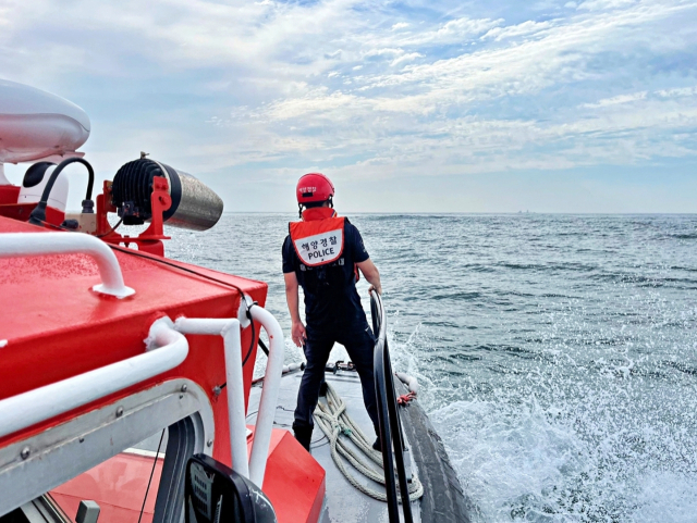 7일 오전 8시 30분께 거제시 외도 남서방 약 2km 해상에서 거제 선적 멸치잡이 기선권현망 선단 외국인 선원이 바다로 추락해 해양경찰이 수색 작업을 벌이고 있다. 통영해양경찰서 제공