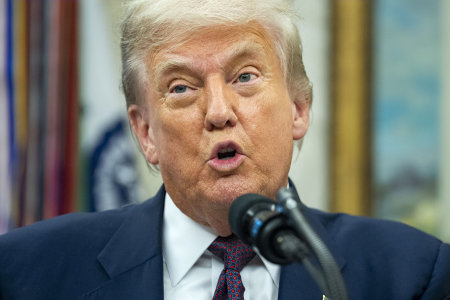 도널드 트럼프 미국 대통령이 6일(현지시간) 미국 워싱턴 DC 백악관 집무실에서 애플의 1000억 달러 규모 대미 투자계획을 추가로 발표하고 있다. EPA 연합뉴스