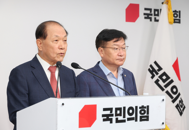 국민의힘 황우여 선거관리위원장이 7일 서울 여의도 중앙당사에서 제8차 당 대표 및 최고위원 선출 선거관리위원회 회의를 마치고 본경선 진출자를 발표하고 있다. 연합뉴스