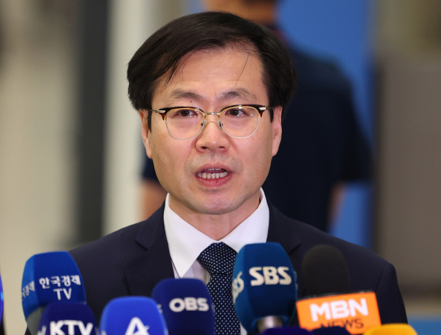 미국과의 무역협상을 마친 여한구 통상교섭본부장이 지난 1일 인천국제공항 제2여객터미널을 통해 귀국해 취재진 질문에 답하고 있다. 연합뉴스