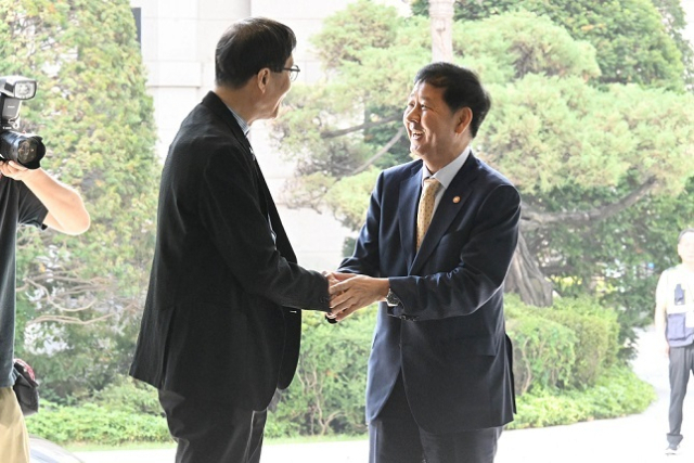 구윤철 부총리 겸 기획재정부 장관이 8월 7일 서울 중구 한국은행을 찾아 이창용 총재와 악수하고 있다. 기재부 제공