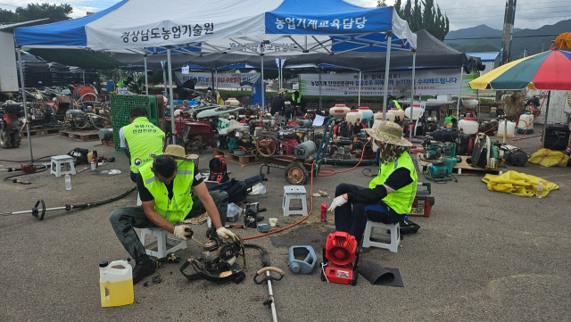 전국 각지에서 모인 농업기계안전전문관 118명이 산청군에서 농기계 긴급 점검을 벌이고 있다. 산청군 제공